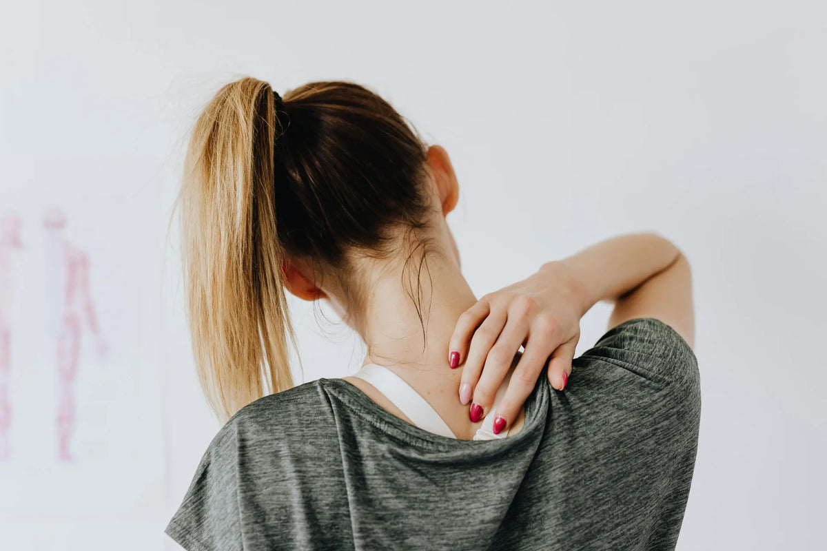 whiplash vrouw met nekpijn|whiplash vrouw in keuken met nekpijn|