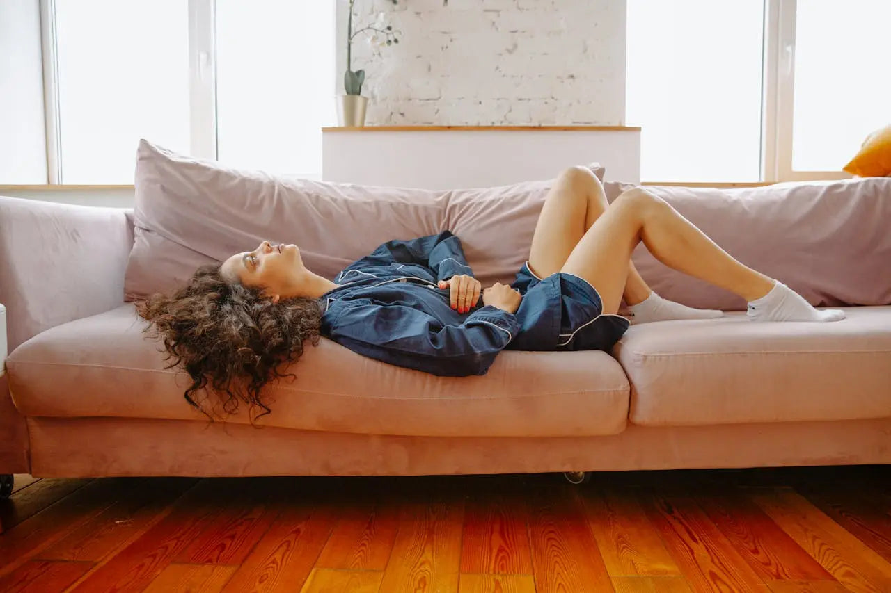 met menstruatiepijn op de bank|menstruatiepijn
