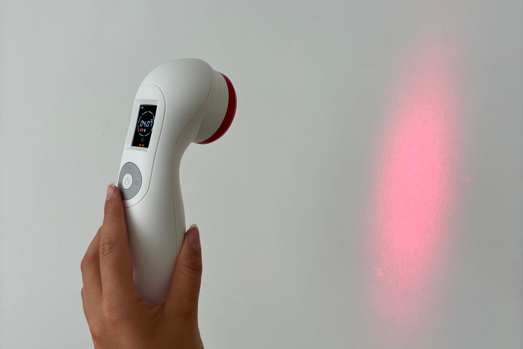 rood licht therapie laser schijnt op muur